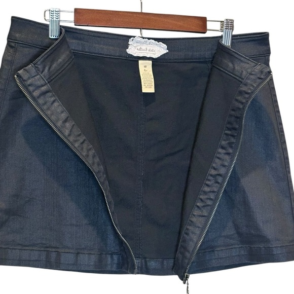 (Sold)Altar'd State Women's Black Coated Zipper Front Stretch Mini Skirt  Large - Picture 3 of 7
